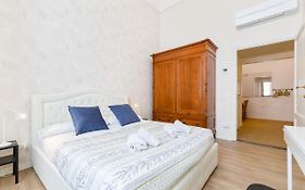 I Renai - Ponte Delle Grazie Modern Apartment